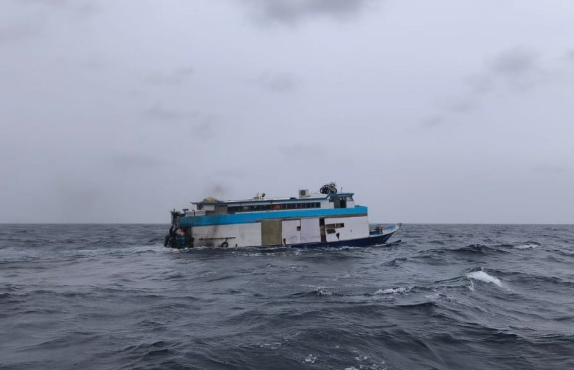 ދަތުރުކުރަމުންދިޔަ މުދާ އުފުލާ ބޯޓެއް ދިޔަވާތީ، އޭގައި ތިބި ފަޅުވެރިން ސަލާމަތްކޮށްފި