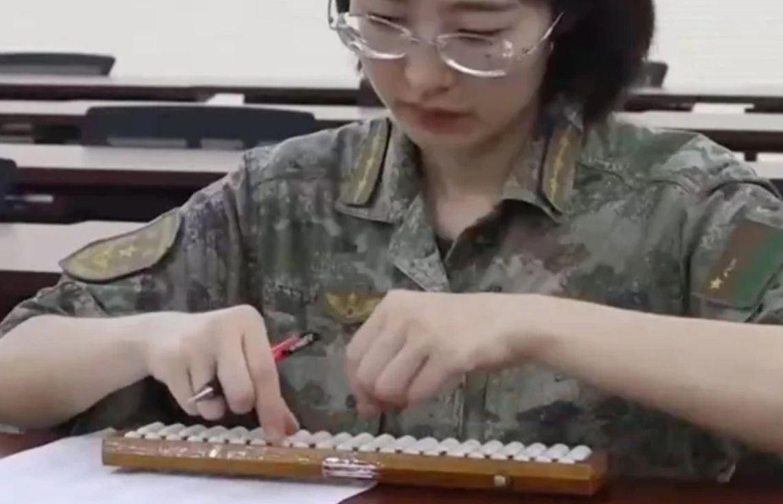 ޗައިނާގެ އަސްކަރީ ތަމްރީނަށް ބަދަލުތަކެއް، ޓެކްނޮލޮޖީ ނެތް ހާލަތަށް 'އިންސާނީ ކެލްކިއުލޭޓަރުން' އުފައްދަނީ!