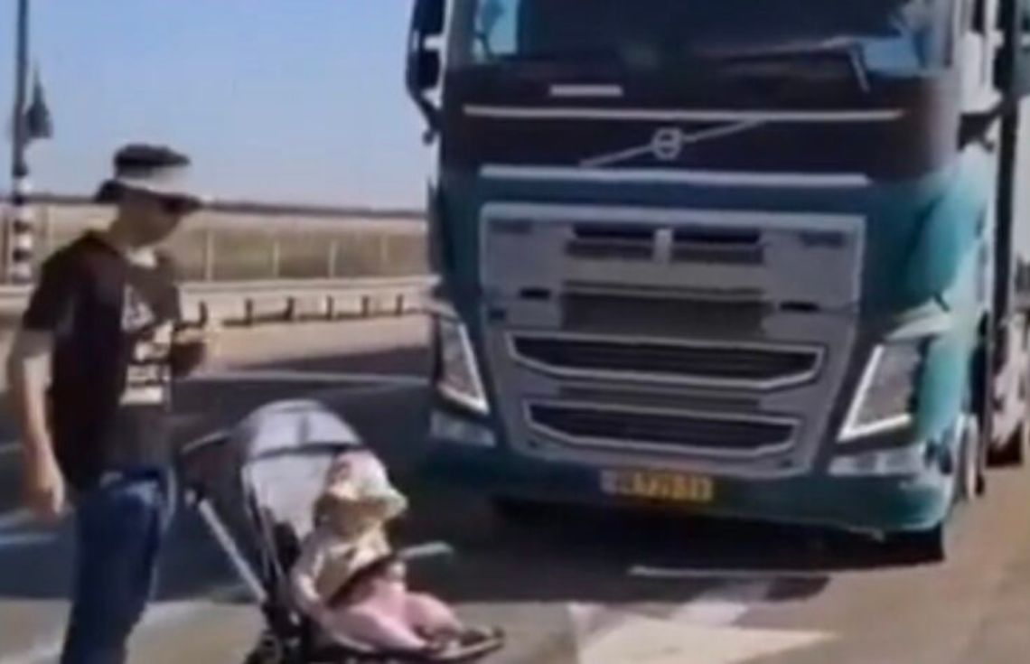 އެހީގެ ޓްރަކްތައް ޣައްޒާއަށް އެތެރެކުރުން ހުއްޓުވުމަށް އިސްރާއިލްގެ ޔަހޫދީންގެ މީހަކު ތުއްތު ކުއްޖަކު ސްޓްރޯލާއާއެކު ޓްރަކު ކުރިމަތީ ބަހައްޓައިފި