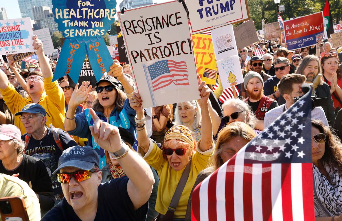 އެމެރިކާގައި "ނޯ ކިންގްސް" މުޒާހަރާ، ޓްރަމްޕްގެ ސިޔާސަތުތަކާ ދެކޮޅަށް މިލިއަނެއްހާ ރައްޔިތުން މަގުމައްޗަށް