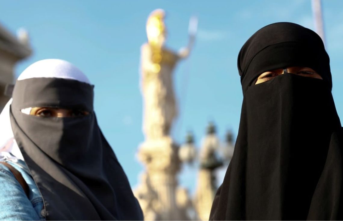 ޕޯޗުގަލްގައި އާންމުތަންތަނުގައި މޫނު ބުރުގާ އެޅުން މަނާ ކުރާ ބިލެއް ފާސްކޮށްފި!