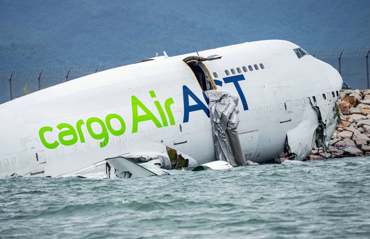 ހޮންކޮންގް އެއާޕޯޓްގައި  ކާގޯ ބޯޓެއް ކަނޑަށް ވެއްޓި ދެ މީހުން މަރުވެއްޖެ!