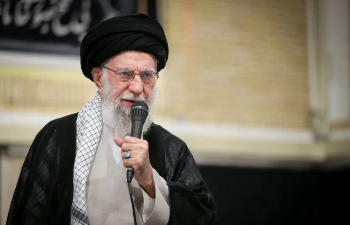 އީރާންގެ ނިޔުކްލިއަރ ވަޞީލަތްތައް ހަލާކުކޮށްލެވޭނެ ކަަމަށް ދެކުމަކީ އެމެރިކާގެ ރައީސް ޓްރަމްޕް ކުރައްވާ ކުންހީއެއް: ޚާމަނާއީ