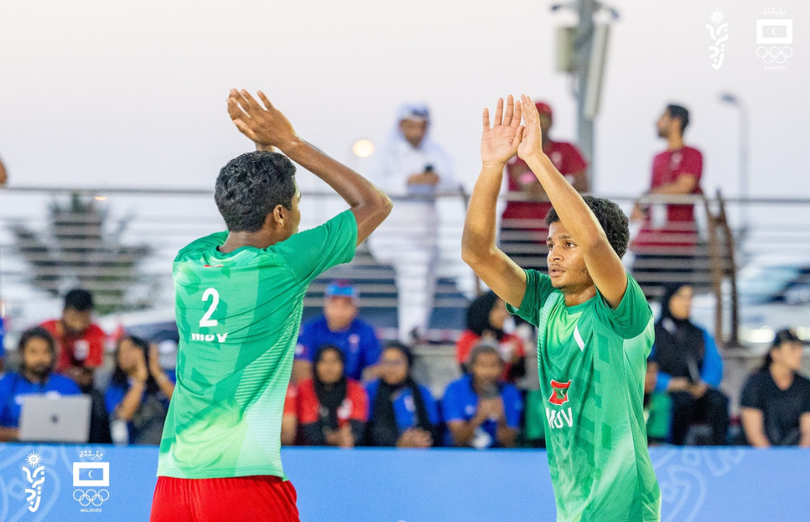 އޭޝިއަން ޔޫތު ގޭމްސް: ފިރިހެން ބީޗް ވޮލީގައި ރާއްޖެއިން ޤަތަރާ ދެކޮޅަށް ރަނގަޅު ކުޅުމެއް ދައްކައިފި