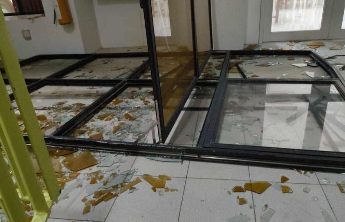 ރޭގެ ކޮޅިގަނޑުގައި ހުރަވީ ސްކޫލުގެ ބިއްލޫރި ދޮރެއް ވެއްޓި ތަޅައިގެން ގޮސްފި