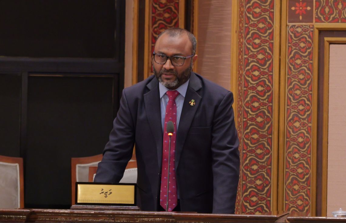 އެމް.ޑީ.ޕީ. މެންބަރުންނަށް ވަޒީރު ދެއްވި ޖަވާބާ އެކު، މަޖިލިސް ތަޅުމުގައި ހުޅު!