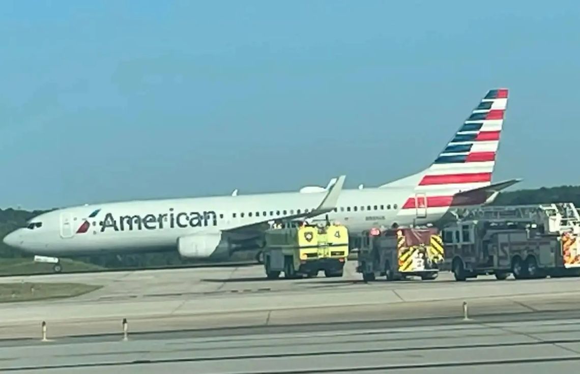 އިންޓަކޮމް މައްސަލަ ޖެހި ކްރޫ ކޮކްޕިޓް ދޮރުގަ ޓަކިދިނުމުން ބޯޓު ހައިޖެކް ކުރަނީ ކަމަށް ހީކޮށް ފްލައިޓެއް ކުއްލި ހާލަތުގައި ޖައްސައިފި!