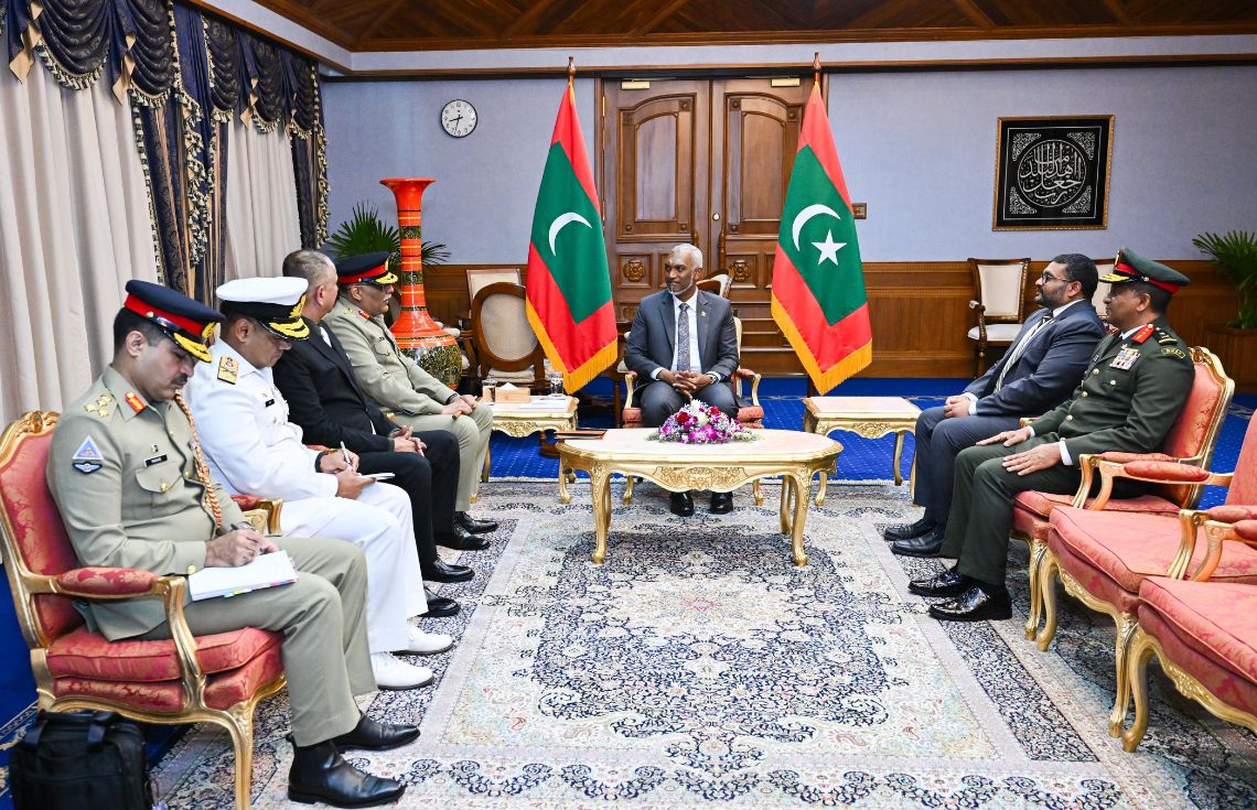 ޕާކިސްތާނުގެ ޖޮއިންޓް ޗީފްސް އޮފް ސްޓާފް ކޮމިޓީގެ ޗެއަރމަން، ރައީސުލްޖުމްހޫރިއްޔާގެ އަރިހަށް އިޙުތިރާމުގެ ޒިޔާރަތެއް ކުރައްވައިފި