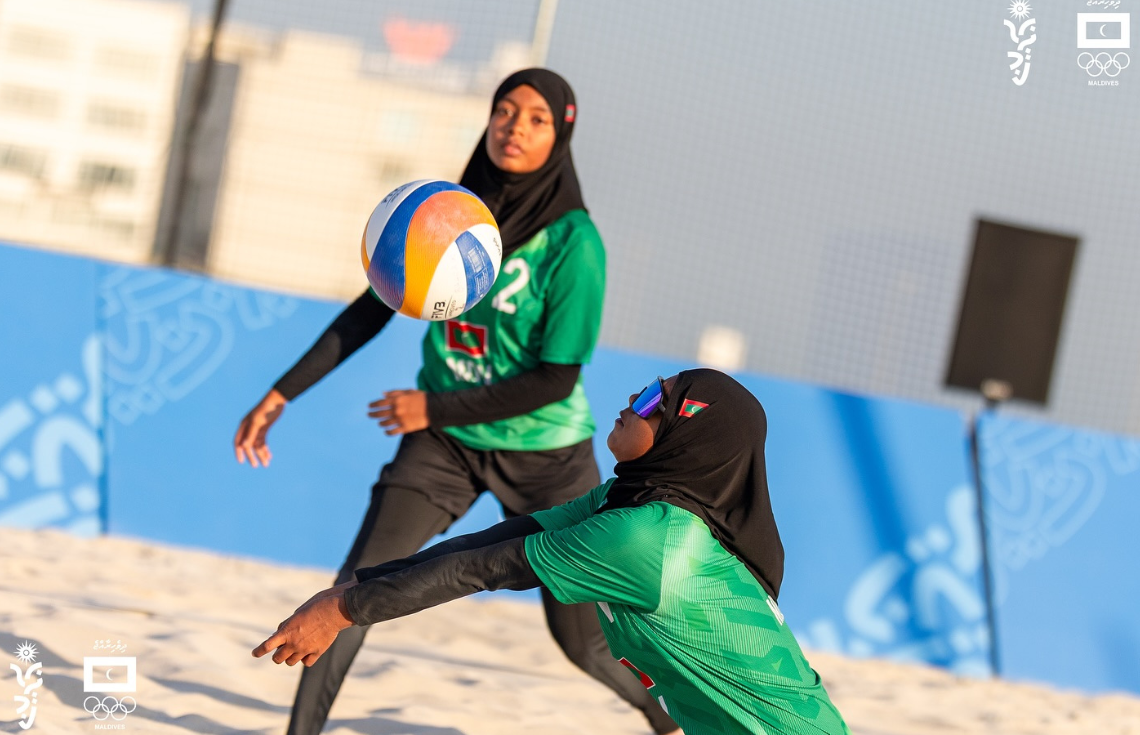 އޭޝިއަން ޔޫތު ގޭމްސް: ސަރަޙައްދީ މުބާރާތެއްގައި ފުރަތަމަ ބަހަރަށް ރާއްޖޭގެ ބީޗް ވޮލީ ޓީމަކުން ކުއާޓާރއަށް