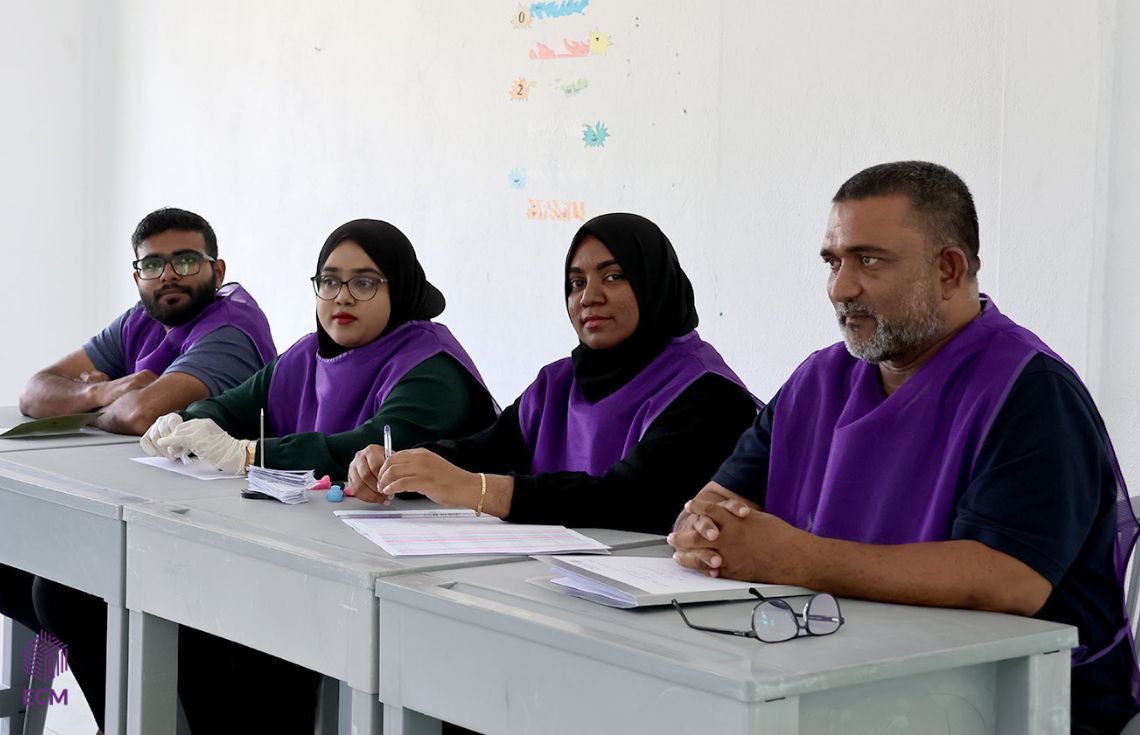 އައްޑޫ ސިޓީގެ ތިން ރަށެއްގައި ޚިޔާލު ހޯދުމުގެ ވޯޓު ގުނަން ފަށައިފި، މިރޭ 9 ގައި ވަގުތީ ނަތީޖާ އިިޢުލާން ކުރަނީ