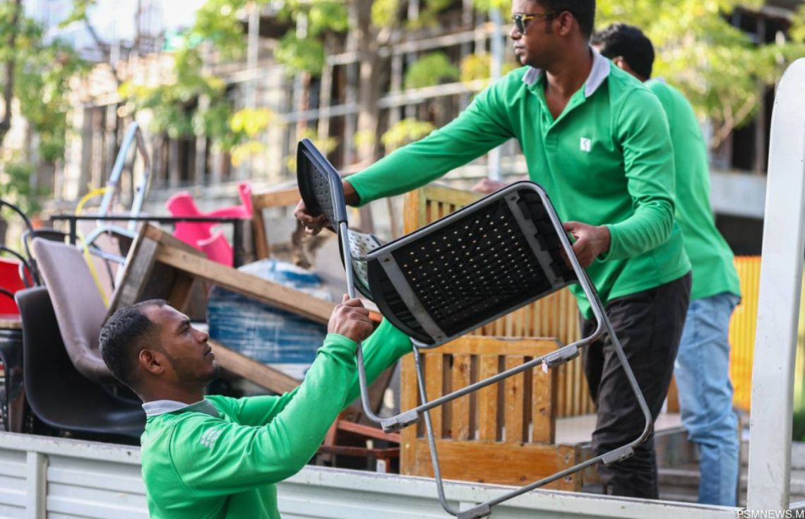 ހުޅުމާލޭގެ ދުވާރުމަތީގެ އާންމުންނަށް ދަތިވާގޮތަށް ހުރި ސާމާނު ނެގުމުގެ މަސައްކަތް އެޗްޑީސީން ފަށައިފި