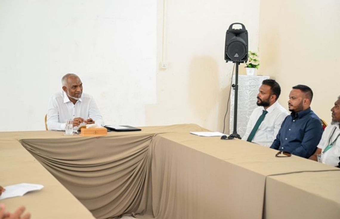 ރައީސް މުޢިއްޒު އޮޅުވެލިފުށީ ކައުންސިލާއި އަންހެނުންގެ ކޮމިޓީ އަދި މުއައްސަސާތަކާއި ބައްދަލުކުރައްވައިފި