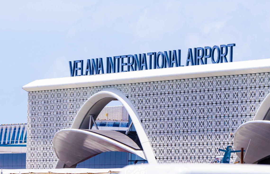 އެއަރޕޯޓުން ވައްކަންކުރި ކަމަށް ޝައްކުވާ ހަތަރު މީހުންނާއި އެކަމަށް ބޭނުންކުރި ލޯންޗު ހޯދައިފި