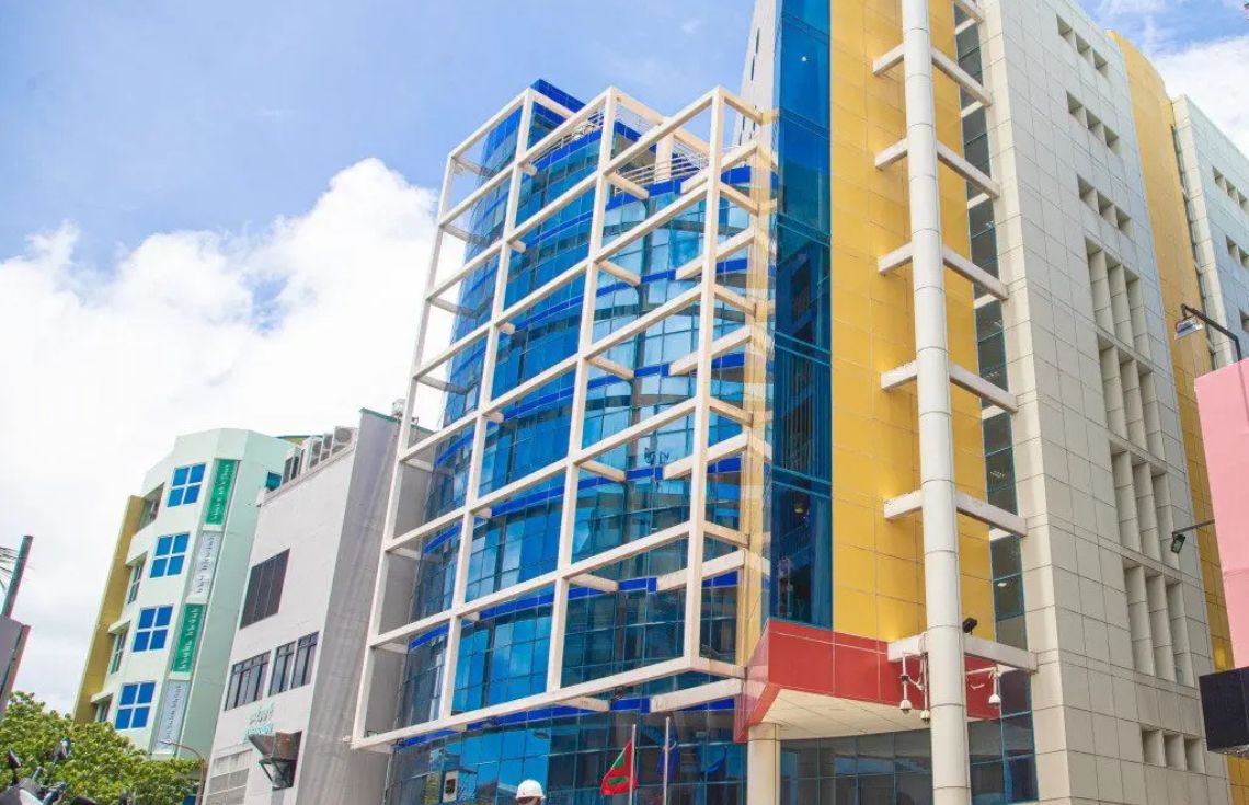 ސިނގިރޭޓު ކޮންޓެއިނަރ މައްސަލާގައި ކަސްޓަމްސްގެ ދެ ޑެޕިޔުޓީ ކޮމިޝަނަރަކު މަޤާމުން ވަކިކޮށްފި