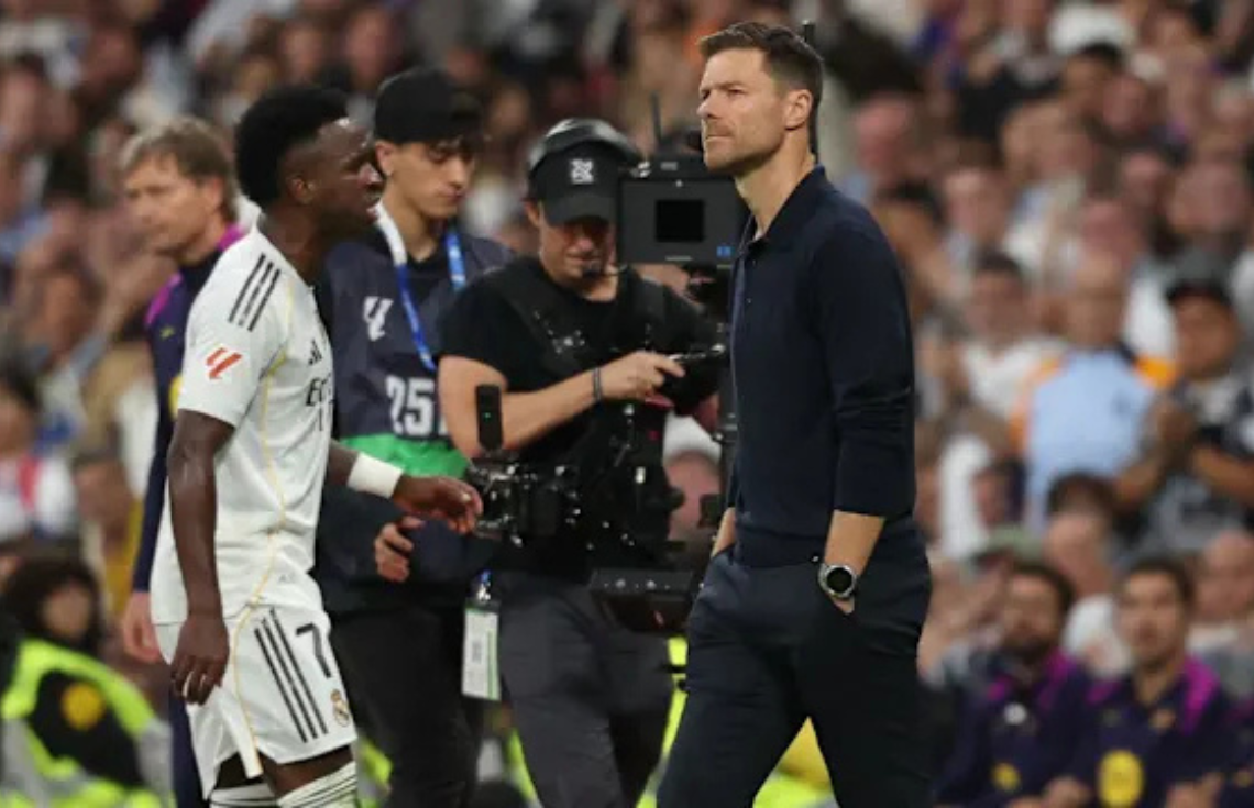 ކޯޗު ނުހިމަނައި، ކްލަބާއި ކުޅުންތެރިންގެ ކިބައިން ވިނީސިއަސް މައާފަށް އެދިއްޖެ