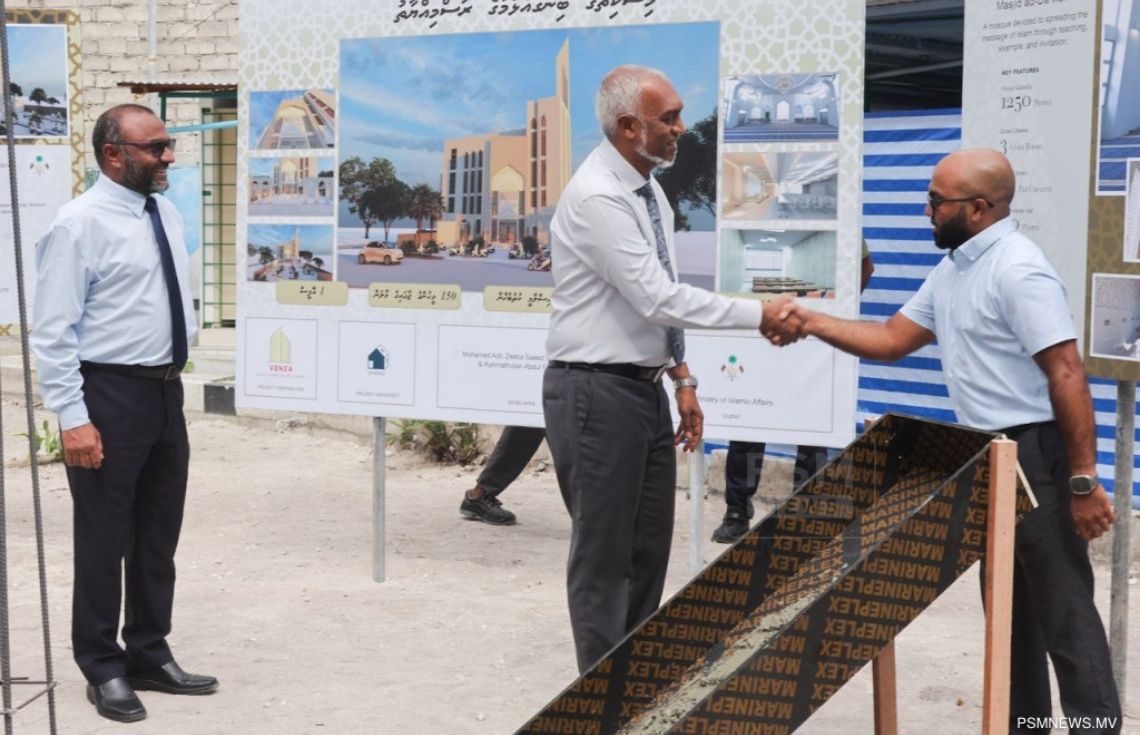 މ. ބޮޑުގެ ސަރަޙައްދުގައި ބިނާ ކުރާ ޒަމާނީ މިސްކިތާއި ދަޢުވާ ސެންޓަރުގެ ބިންގާ ރައީސް ޑރ. މުޢިއްޒު އަޅުއްވައިދެއްވައިފި