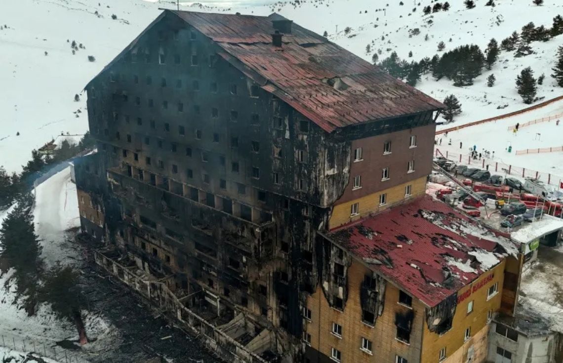 ތުރުކީގެ ރިސޯޓެއްގައި ހިނގި އަލިފާނުގެ ހާދިސާއާއަކާ ގުޅިގެން އެކަމުގައި އިހުމާލުވި މީހުންގެ މައްޗަށް ޖަލު ޙުކުމް އިއްވައިފި