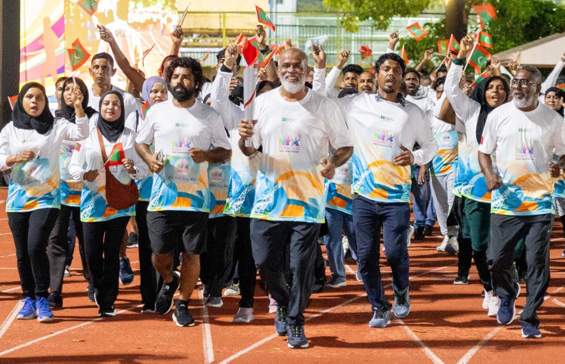 ދުންފަތުގެ ނުރައްކަލުން ރާއްޖެ ސަލާމަތް ކުރުމަށް،'ނެޝަނަލް ޓޯޗް ރަން'ގައި އެޗްޑީސީގެ 350 އަށްވުރެ ގިނަ މުވައްޒަފުން ބައިވެރިވެއްޖެ