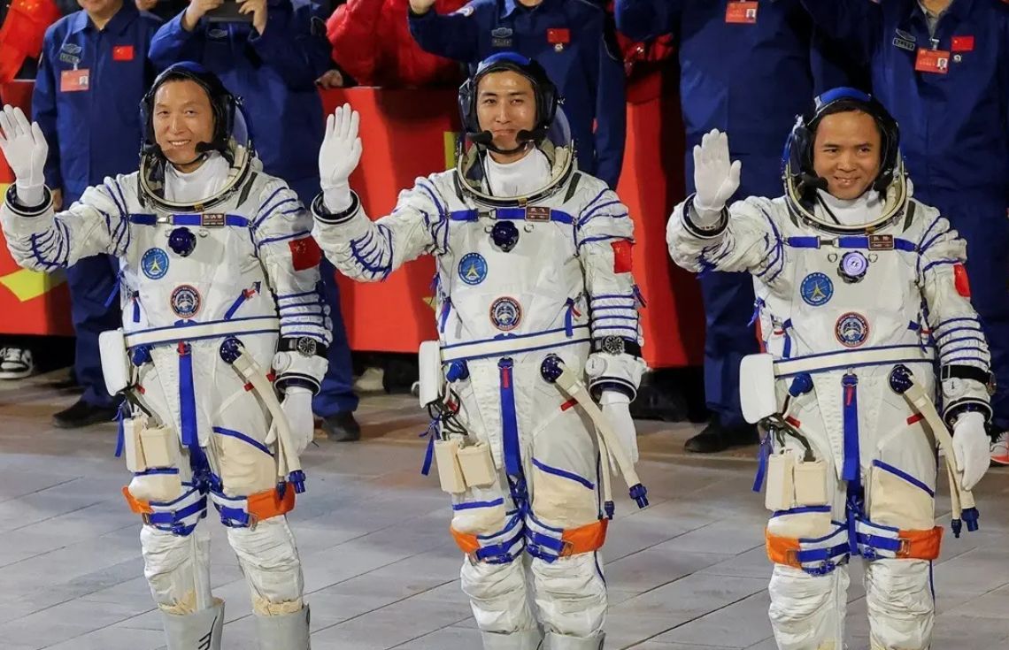 އެންމެ ހަގު އެސްޓްރޯނޯޓާއެކު ޗައިނާއިން "ޝެންޒޫ 21" ޖައްވީ މިޝަން ފަށައިފި