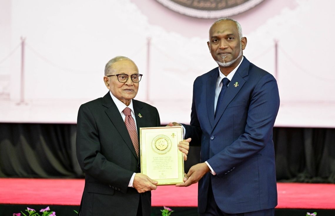 ނޮވެންބަރު 3 ގެ ޝަރަފުގެ ޚާއްޞަ އައްޑަނަ ނިޝާން ޣާޒީގެ ޢިއްޒަތުގެ ވެރިޔާ، ރައީސް މައުމޫނަށް އަރުވައިފި