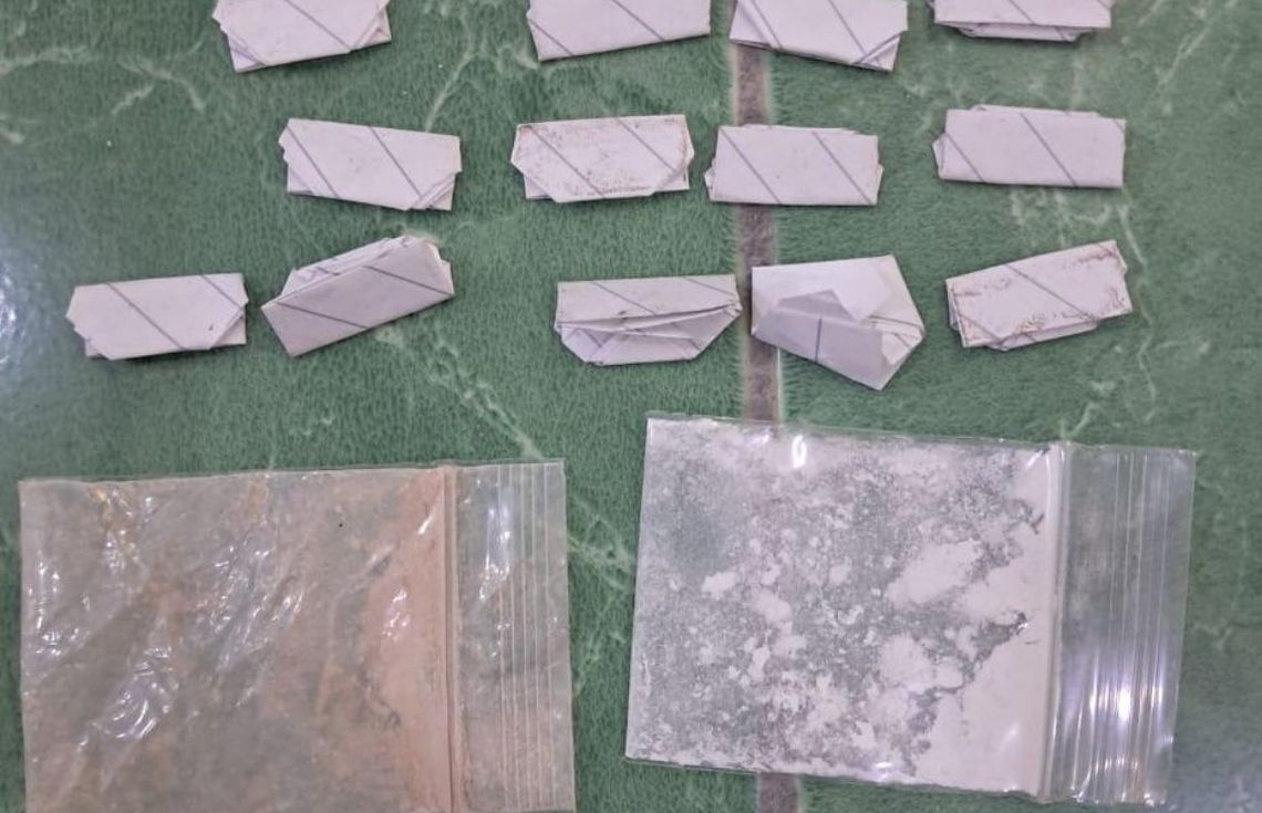 ރ. ރަސްގެތީމުގެ ގެއެއްގެ ތެރޭގައި މަސްތުވާތަކެތި ބޭނުންކުރަން ތިއްބައި 9 މީހަކު ހައްޔަރުކޮށްފި