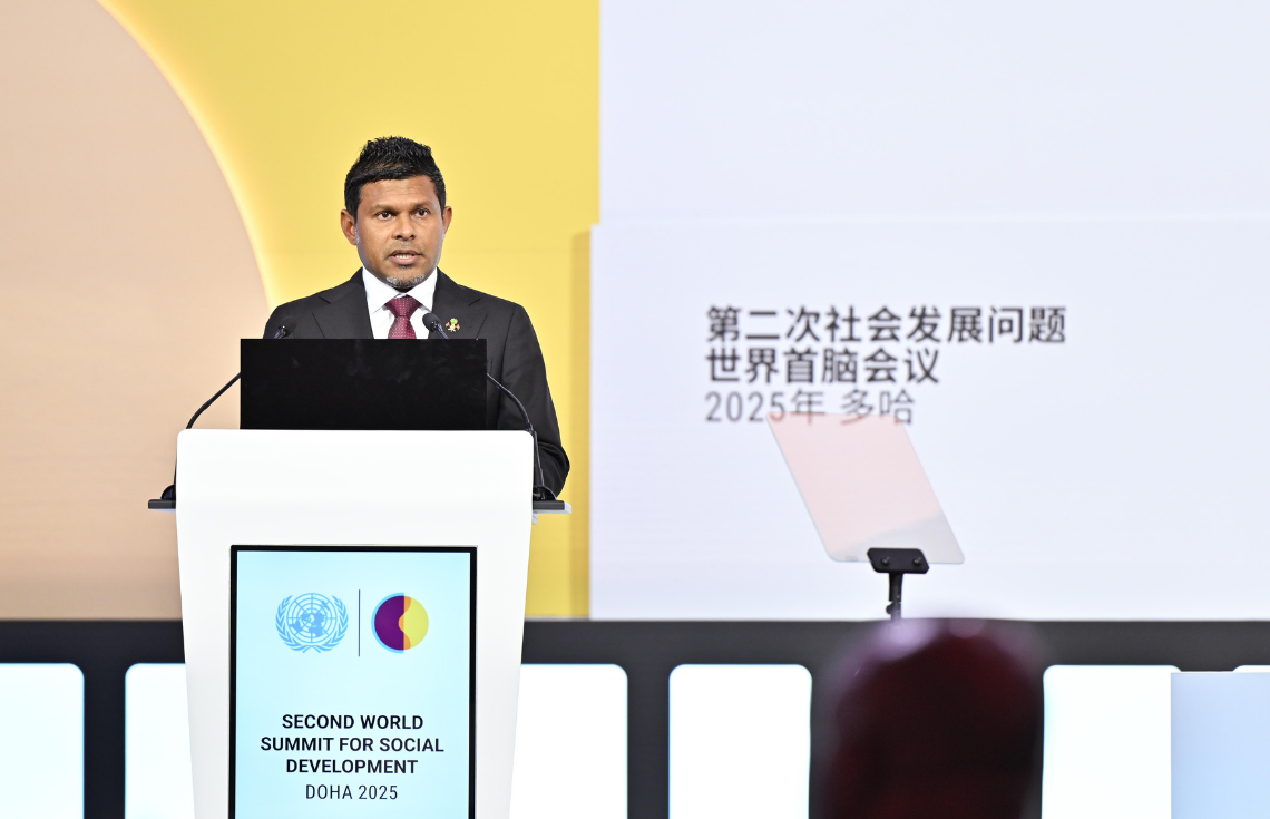 ހަމަހަމަކަމާއެކު ބައިނަލްއަޤުވާމީ ފެންވަރުގައި އިޖުތިމާޢީ ތަރައްޤީ ހޯދުމަށް މަސައްކަތްކުރުމުގެ އަޒުމުގެ މަތީ ދިވެހިރާއްޖެ ދެމިއޮންނާނެ: ނައިބު ރައީސް