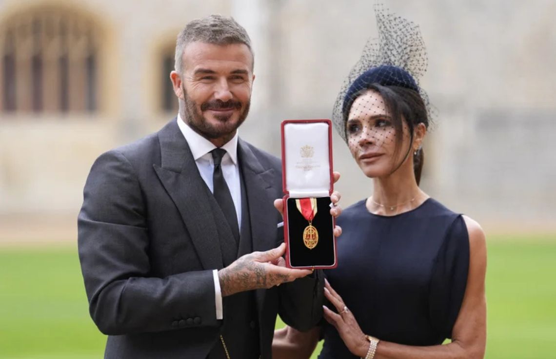 ޑޭވިޑް ބެކަމް އަށް 'ނައިޓްހުޑް' ގެ ލަގަބު ލިބުނުވަގުތު އެއީ އެންމެ ފަޚުރުވެރިވި ވަގުތު ކަމަށް ސިފަކޮށްފި