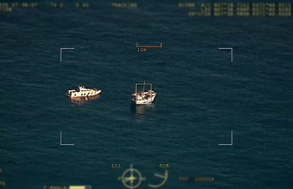 އެއަރ ކޯރގެ ޑްރޯންގެ އެހީގައި ޤާނޫނާޚިލާފަށް ރާއްޖޭ ކަނޑުގައި ހަރަކާތްތެރިވި ބޭރު ބޯޓެއް ހިފަހައްޓައިފި