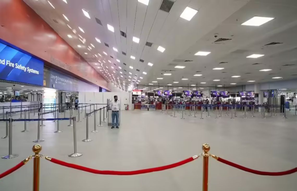 ދިއްލީ އެއަރޕޯޓުގެ މުއާޞަލާތީ ނިޒާމަށް މައްސަލައެއް ކުރިމަތިވެ 200އަށް ވުރެ ގިނަ ފްލައިޓު ޑިލޭ ވެއްޖެ!