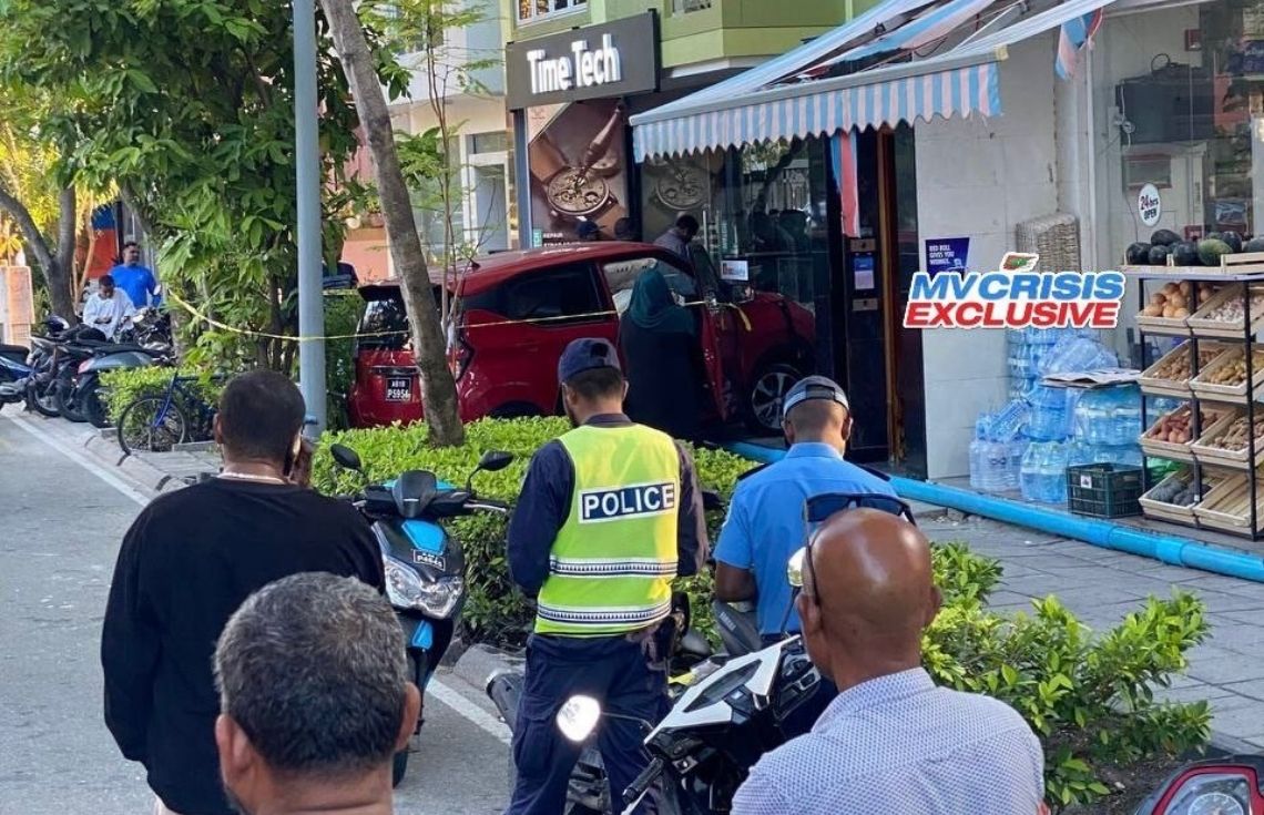 ހުޅުމާލޭގައި ދުއްވި ކާރެއް ކޮންޓްރޯލް ނުވެ، ފިހާރައެއްގެ ބިއްލޫރިގަނޑަށް އަރައިފި