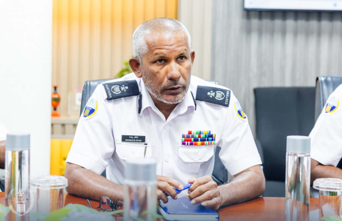 ސިނގިރޭޓު ކޮންޓެއިނަރުތަކުގެ މައްސަލައިގައި ކަސްޓަމްސްއިން ވަކިކުރި މަޙްމޫދު ރިޔާޒްގެ ވަޒީފާ އިއާދަކޮށްފި