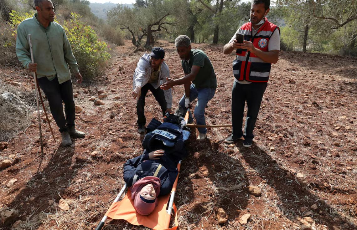 ޒައިތޫނި ކަނޑަމުން ދިޔަ ފަލަސްޠީނު ރައްޔިތުންނަށް ޔަހޫދީ ވަޒަންވެރިން ޙަމަލާދީ، ނޫސްވެރިއަކު ޒަޚަމްކޮށްލައިފި