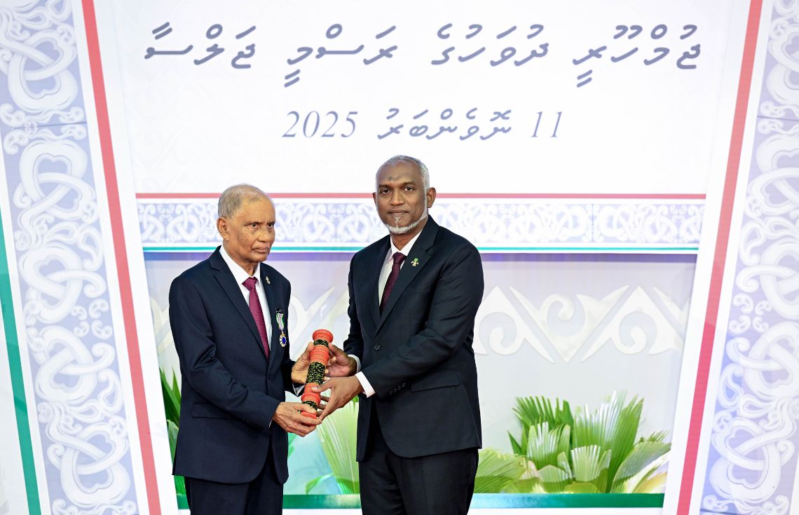 ވިޔަފާރިއާއި އިޤްތިޞާދު ކުރިއެރުވުމުމަށް އަގުހުރި ޚިދުމަތްތަކެއް ކޮށްދެއްވާފައިވާ މުޙައްމަދު ޞާލިޙަށް "ނިޝާން މުލީގޭ ޢިއްޒަތުގެ ޝަރަފު" އަރުވައިފި