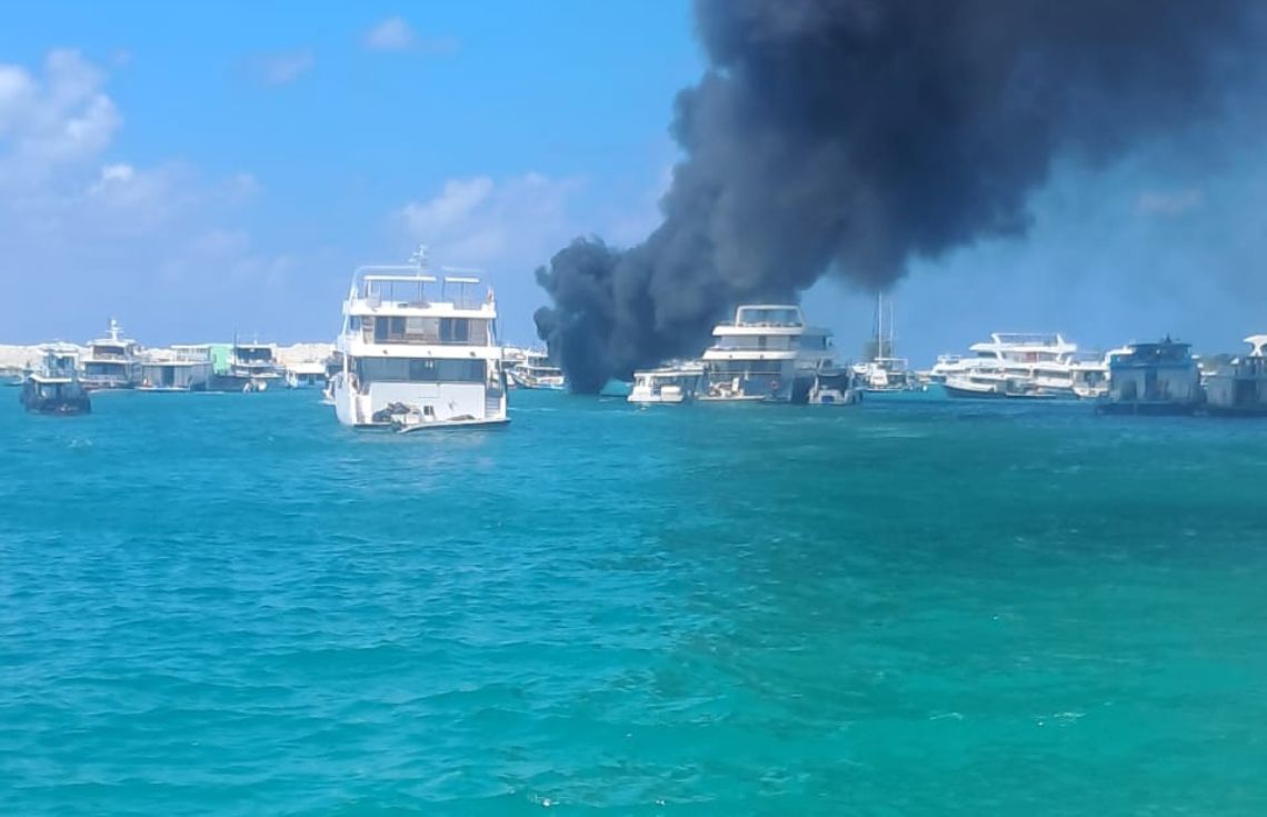 ހުޅުމާލޭ ފަޅުތެރޭގައި އަޅާފައި އޮތް ބޯޓެއްގައި ރޯވެއްޖެ