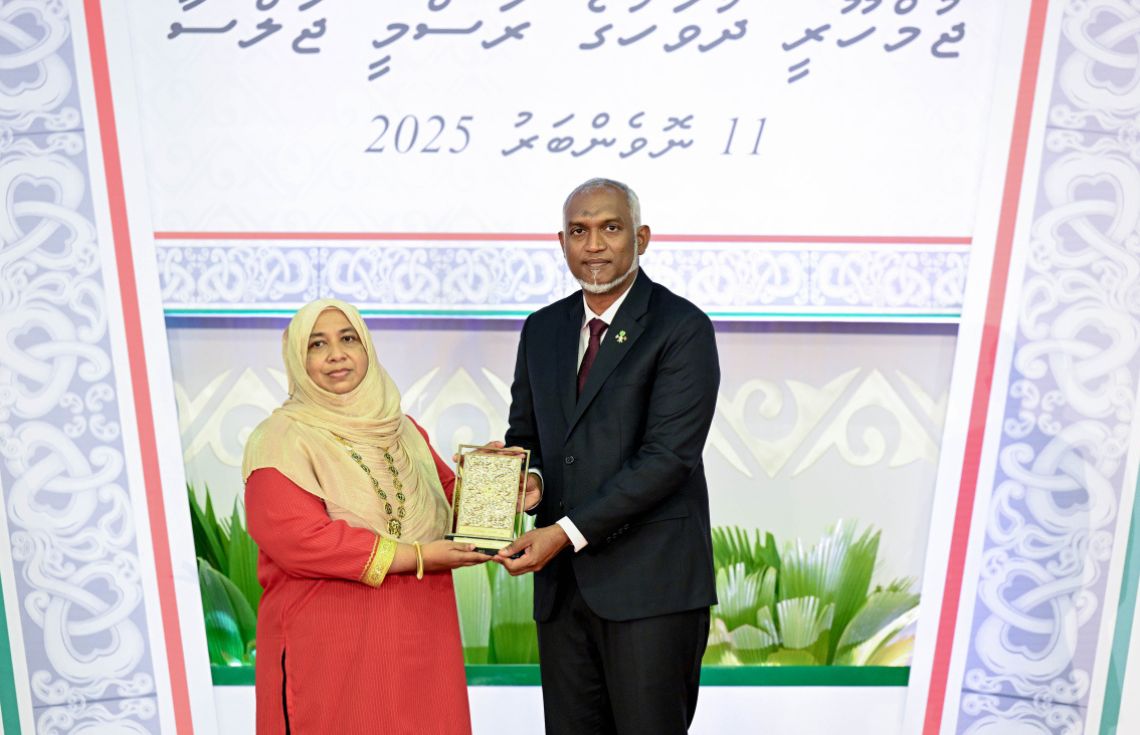 ދައުލަތަށް ޚިދުމަތްކުރުމުގެ އިނާމު 97 ބޭފުޅަކަށް، އަދި މަތީ ދަރަޖަ 33 ބޭފުޅަކަށް