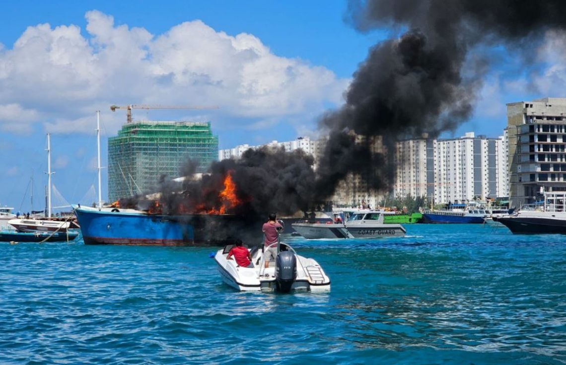 ހުޅުމާލޭ ފަޅުގައި އޮތް ދޯނީގައި ރޯވި އަލިފާން ނިއްވާލައިފި