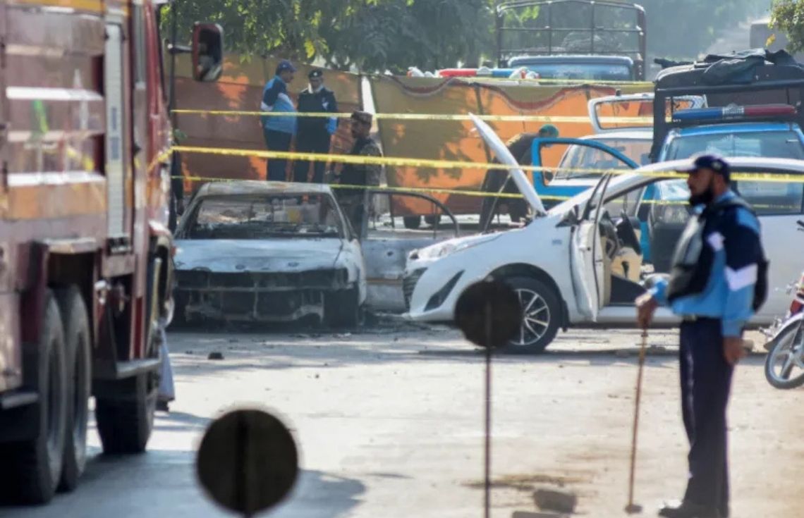 އިސްލާމްއާބާދު ކޯޓު ބޭރުގައި ދިން ޖާނުންފިދާވުމުގެ ބޮމުގެ ހަމަލާގައި 12 މީހުން މަރުވެއްޖެ