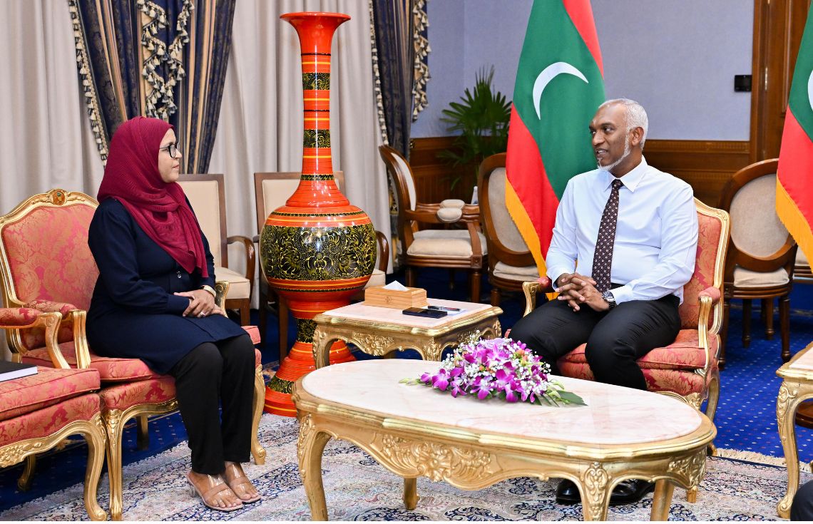ޑޮކްޓަރ އޮފް ފިލޯސޮފީގެ ސަނަދު، ދިވެހިބަހުން ހާސިލުކުރެއްވުމުގެ ޝަރަފު ހޯއްދެވި އާމިނަތު ޒާހިރާ، ރައީސުލްޖުމްހޫރިއްޔާ ބައްދަލުކުރައްވައި ތަހުނިޔާ ވިދާޅުވެއްޖެ
