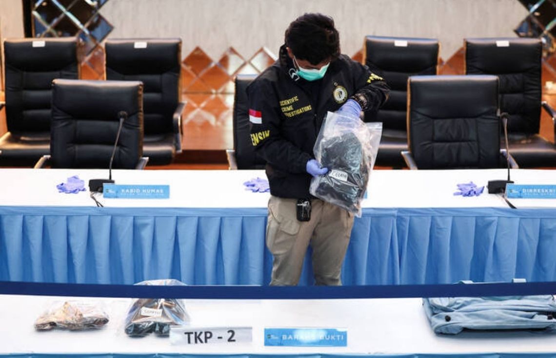 އިންޑޮނޭޝިޔާގެ މިސްކިތެއްގައި އެއްޗެއް ގޮއްވާލި ހާދިސާއާއި ގުޅިގެން 17 އަހަރުގެ ކުއްޖެއް ހައްޔަރުކޮށްފި