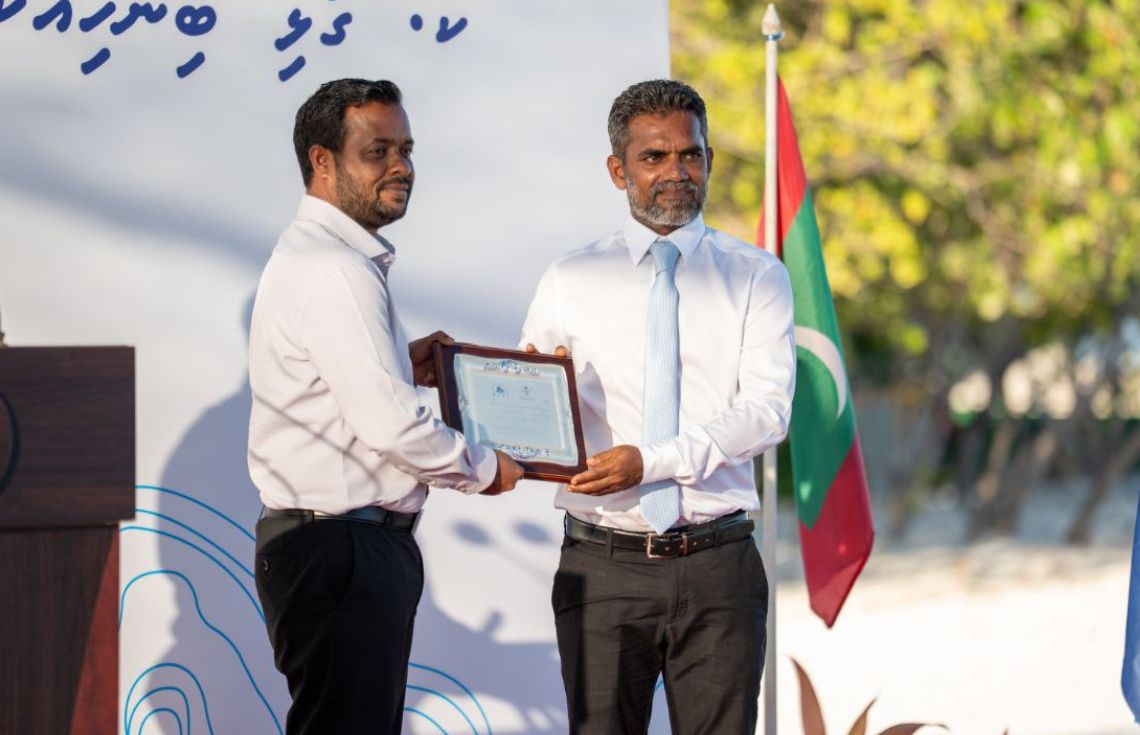 ގުޅީ ބިންހިއްކުމާއި ގޮނޑުދޮށް ހިމާޔަތްކުރުމުގެ މަޝްރޫޢުގެ ނިމުން ފާހަގަކުރުމަށް ސަރުކާރުގެ ފަރާތުން ގުޅީ ކައުންސިލަށް ހަނދާނީ ފިލައެއް އަރުވައިފި