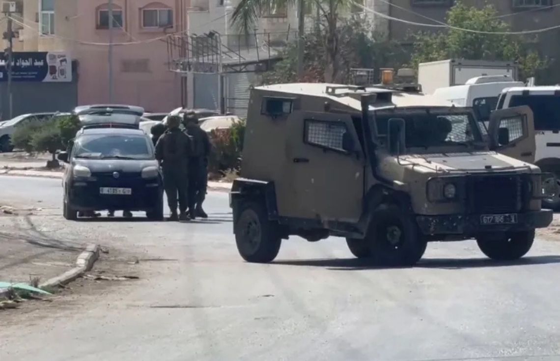 ހުޅަނގު އައްސޭރީގައި ފަލަސްޠީނުގެ ދެމީހަކަށް ބަޑިން ހަމަލާދީ މިސްކިތެއްގައި ރޯކޮށްލައިފި