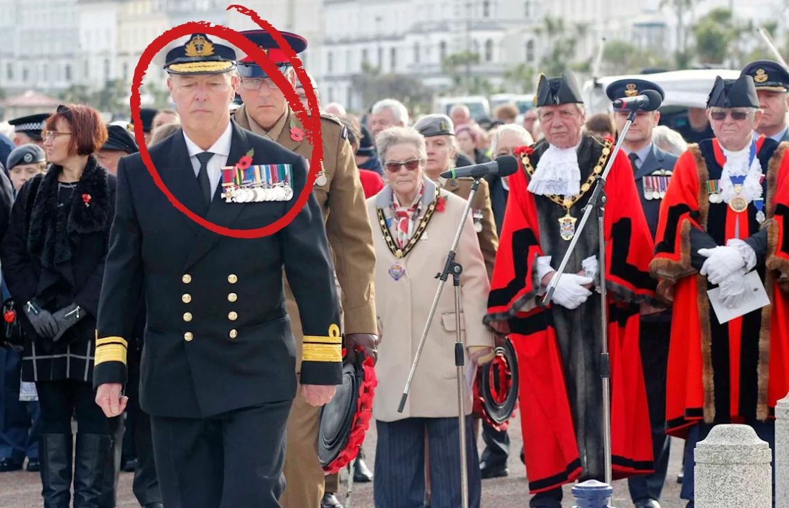 ރޯޔަލް ނޭވީގެ ހެދުން އަޅައިގެން އަސްކަރީ އޮފިސަރަކަށް ހެދިގެން އުޅުނު މީހަކު ހައްޔަރުކޮށްފި!