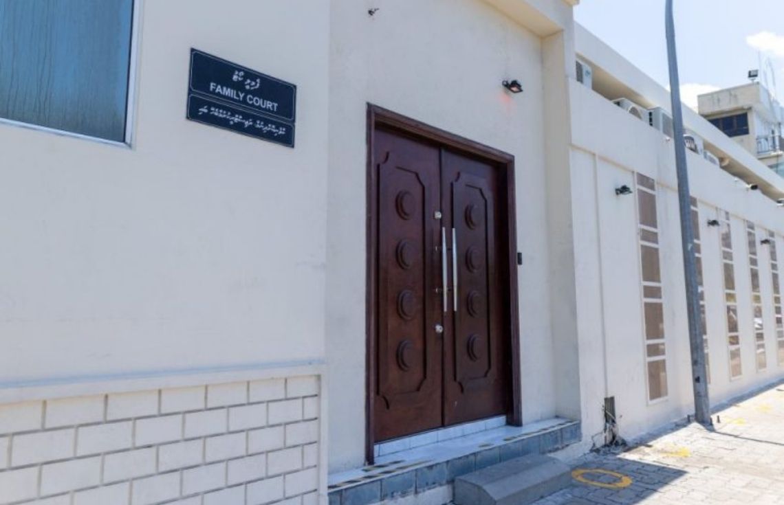 ރައީސް ޑރ މުޢިއްޒުގެ ދަރިކަލުންގެ ކަރާމާތައް އަރައިގަނެ ދެއްކި ވާހަކަތަކުގެ ޒިންްމާ އެމްޑީޕީއިން ނަގަން ޖެހޭ: އާއިލާއާ ބެހޭ ކޯޓު