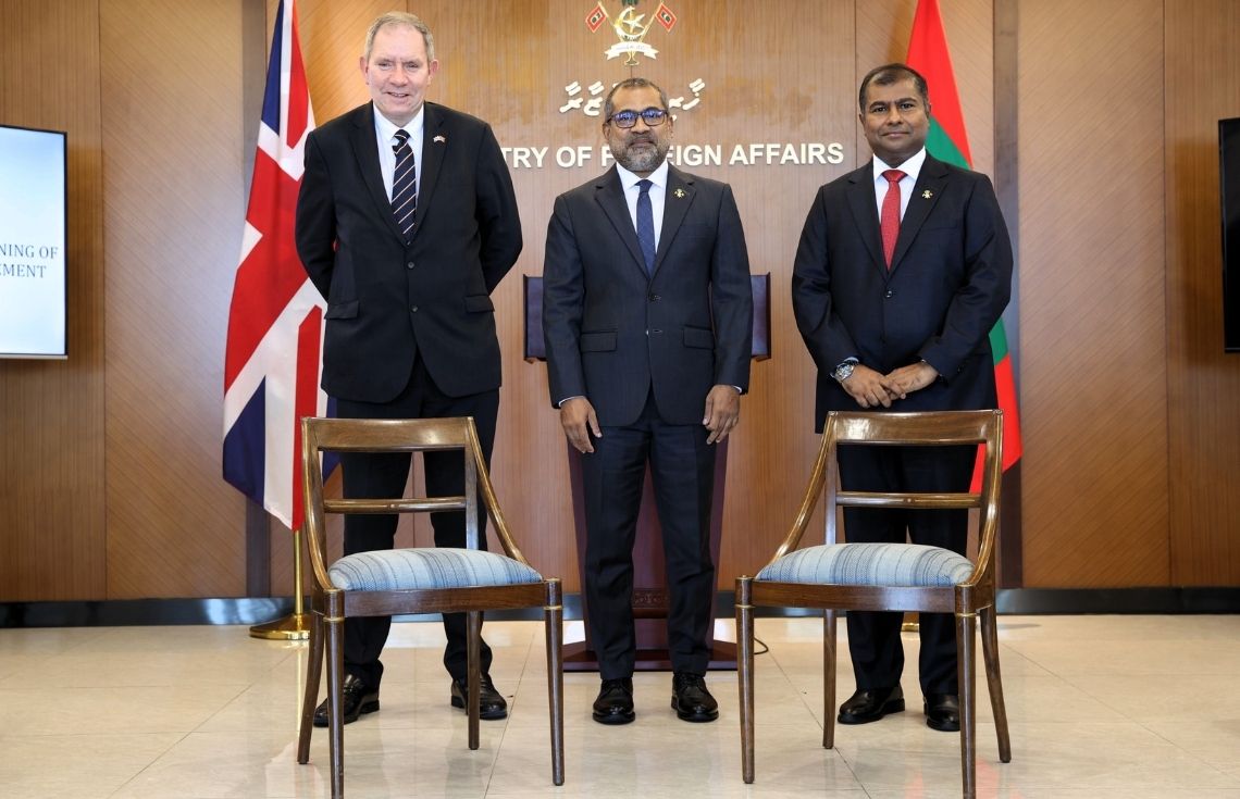 ދިވެހިރާއްޖޭގެ މިނިވަންކަމުގެ އެއްބަސްވުމުގައި ސޮއިކުރިއިރު ބޭނުންކުރި ދެ ގޮނޑި ރާއްޖެއާ ހަވާލުކޮށްފި