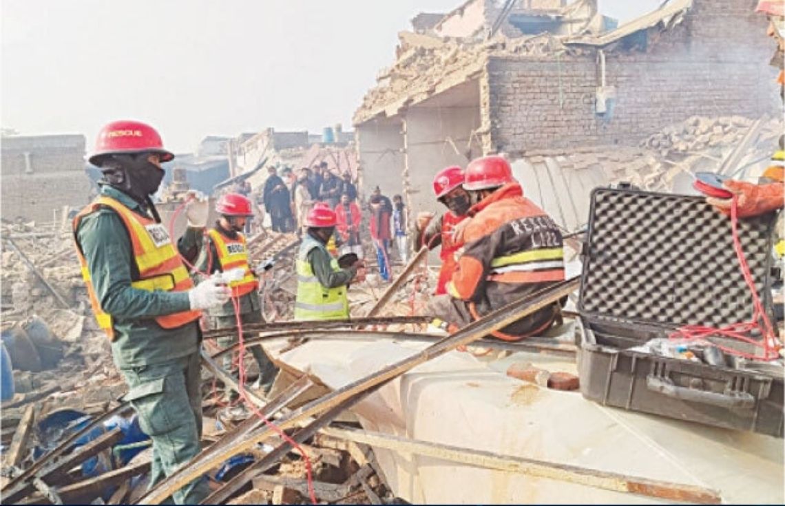 ޕާކިސްތާނުގެ އިރުމަތީގައި ހުންނަ ގްލޫ ފެކްޓަރީއެއްގައި އެއްޗެއް ގޮވައި  16 މީހުން މަރުވެއްޖެ