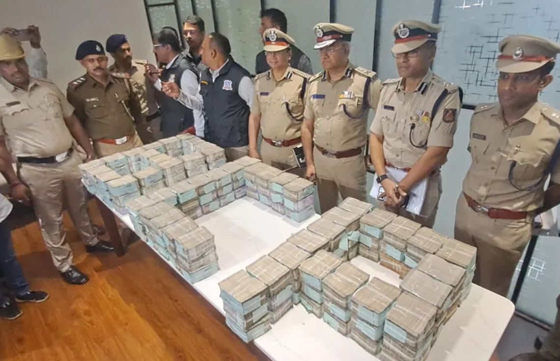 އިންޑިޔާގެ ބޭންކަކުން 8 ލައްކަ ޑޮލަރުގެ ފޭރުމެއް ހިންގި 3 މީހަކު އަތުލައިގެންފި!