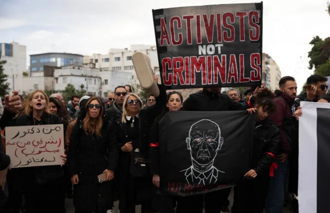 ތޫނިސްގެ މަގުތަކުގައި އެޤައުމުގެ ރައީސް ސަޢީދުގެ ވެރިކަމާދެކޮޅަށް ވަރުގަދަ މުޒާހަރާތަކެއް ކޮށްފި