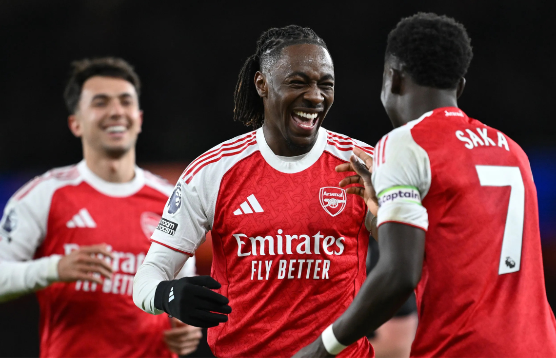 އެޒޭގެ ހެޓްރިކަކާއެކު ސްޕާސް ބަލިކޮށް އާސެނަލް 6 ޕޮއިންޓުގެ ލީޑެއް ނަގައިފި