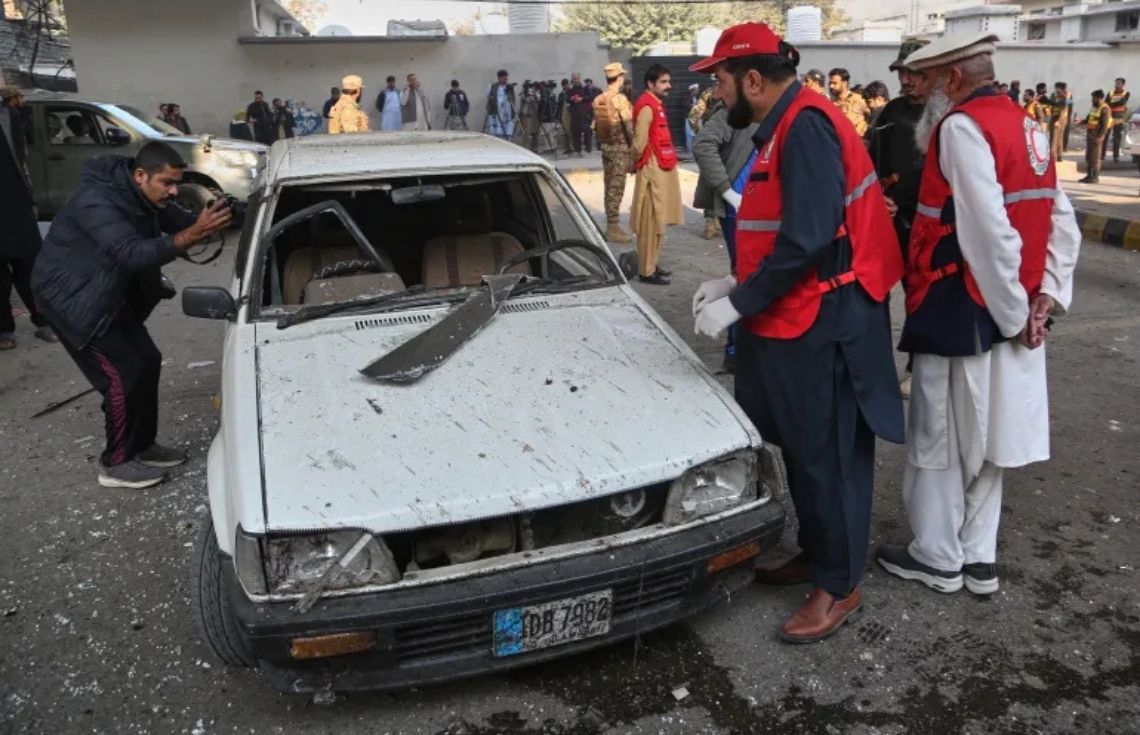 ޕާކިސްތާނުގެ ޕެޝާވަރުގައި ސެކިއުރިޓީ ކޮމްޕްލެކްސްއަކަށް ދިން ޖާނުން ފިދާވުމުގެ ހަމަލާއެއްގައި ތިން މީހަކު މަރުވެއްޖެ