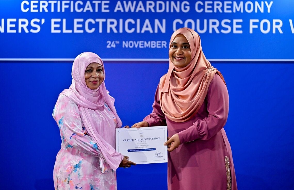 ސްޓްލްކޯއިން ހިންގި ކަރަންޓުގެ މަސައްކަތްތައް ދަސްކޮށްދޭ ކޯސް 116 އަންހެނުން ފުރިހަމަ ކޮށްފި